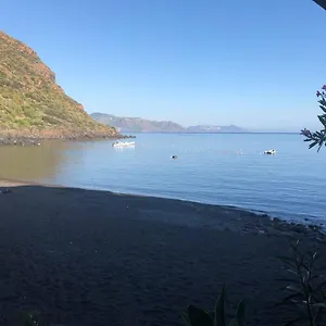 Casa Tipica Eoliana Sulla Spiaggia Nera Di Appartamento Rinella